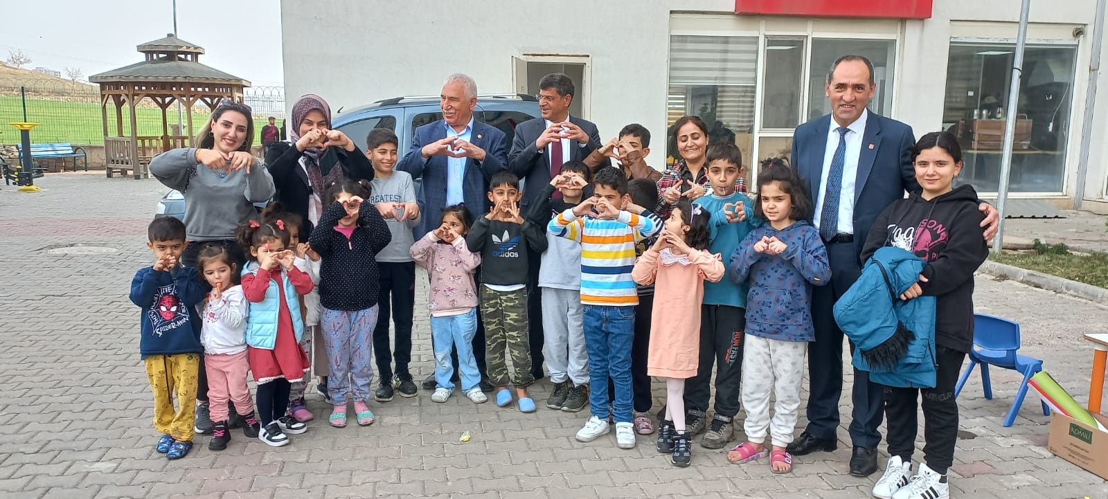 Depremzede ailelerle görüştüler