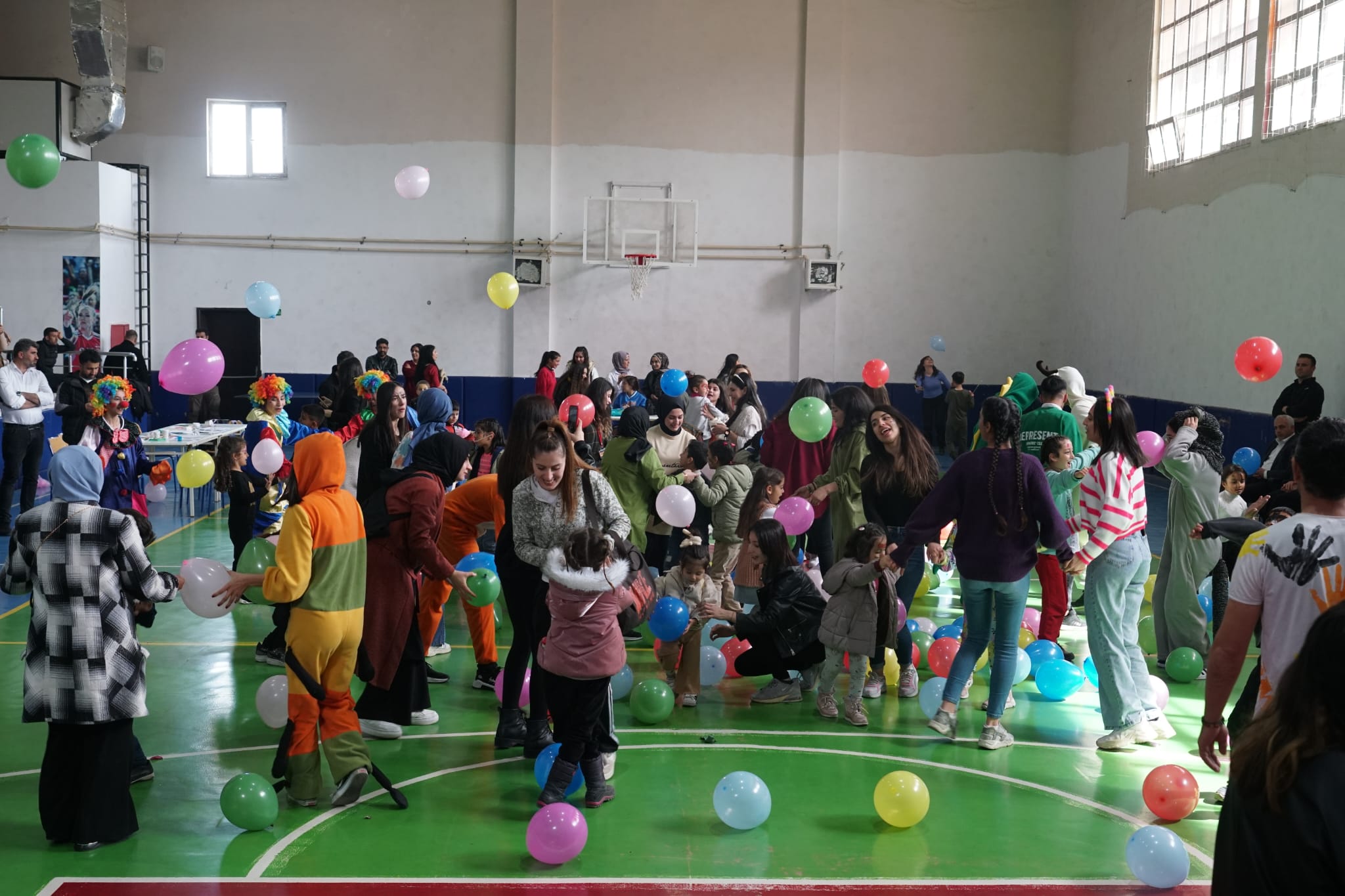 Depremzede çocuklar doyasıya eğlendi
