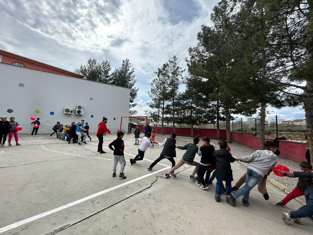 Depremzede çocuklar gönüllerince eğlendi