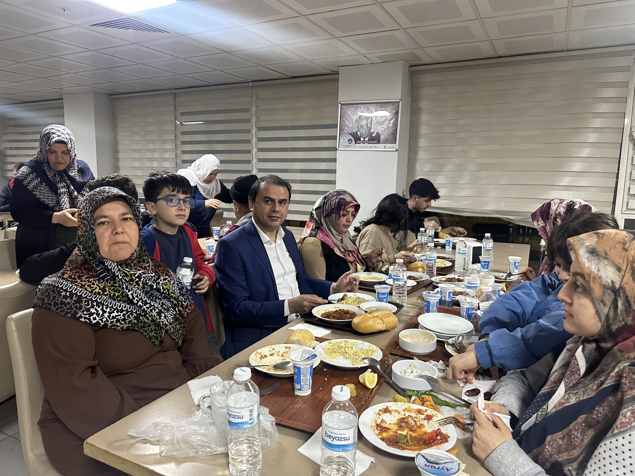 Depremzedelerle iftarını açtı