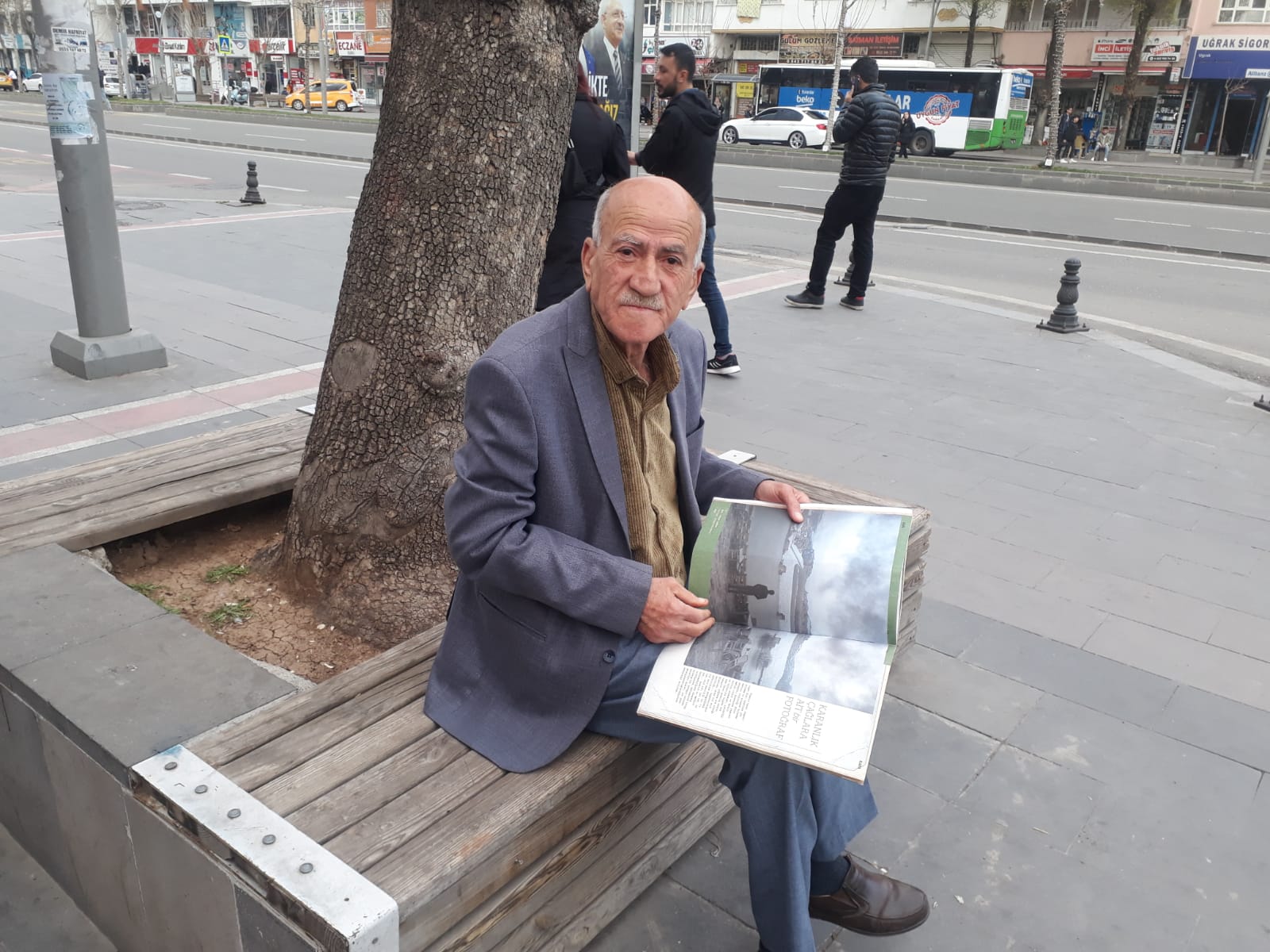 Edebiyat aşığı bir öğretmen