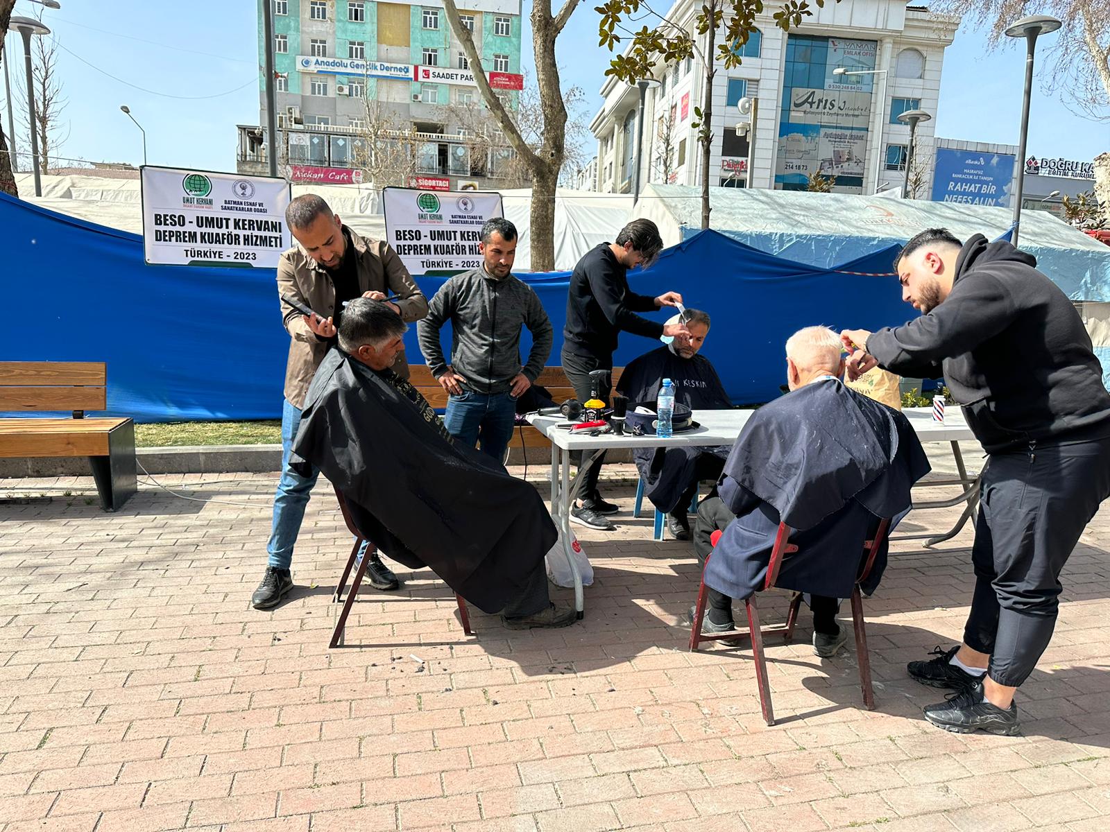 Gönüllü berberler deprem bölgesinde
