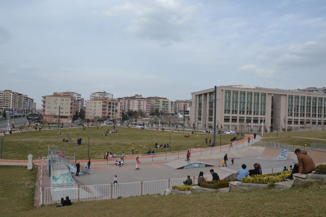 Güzel havanın tadını parkta çıkarıyorlar