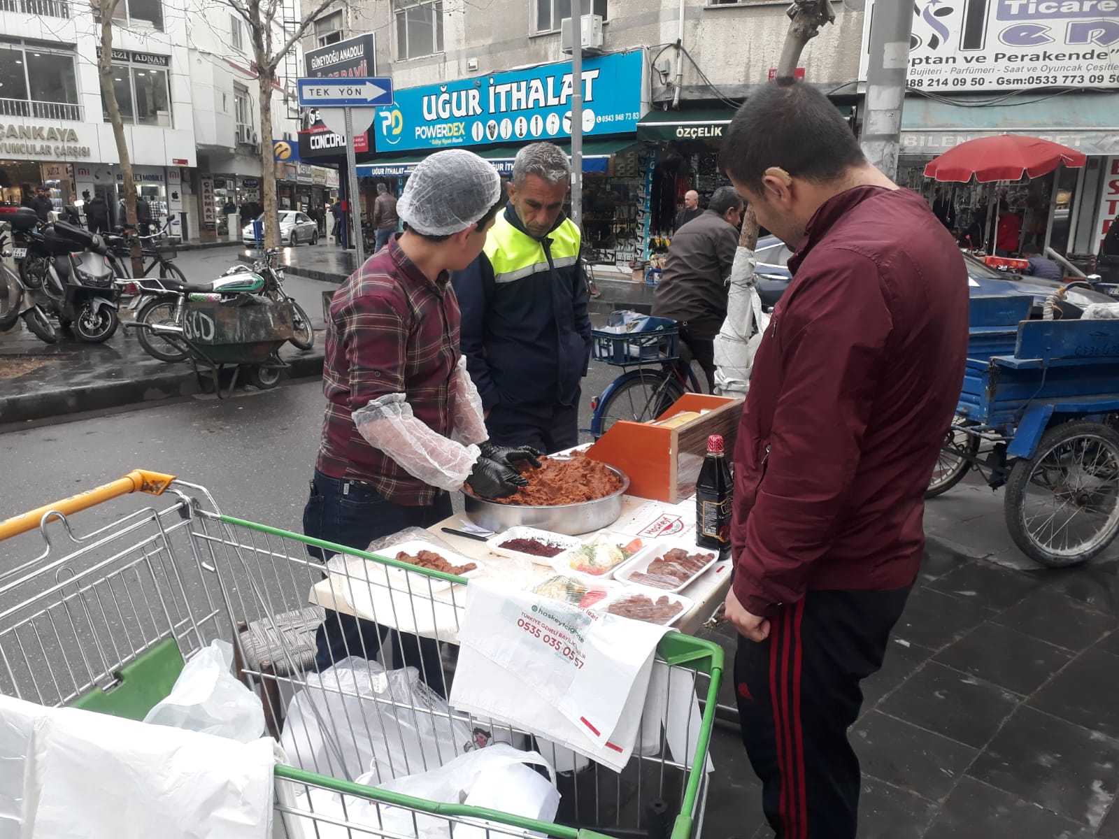 Hem tanıtıyor, hem satıyor