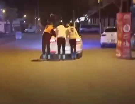 Ölüme aldırış etmeyen gençler!