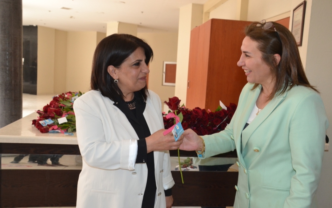 Delegeleri güllerle karşıladılar