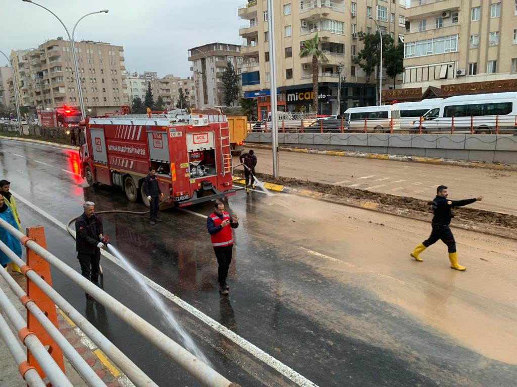 İtfaiye ekipleri, sel çalışmalarına katıldı