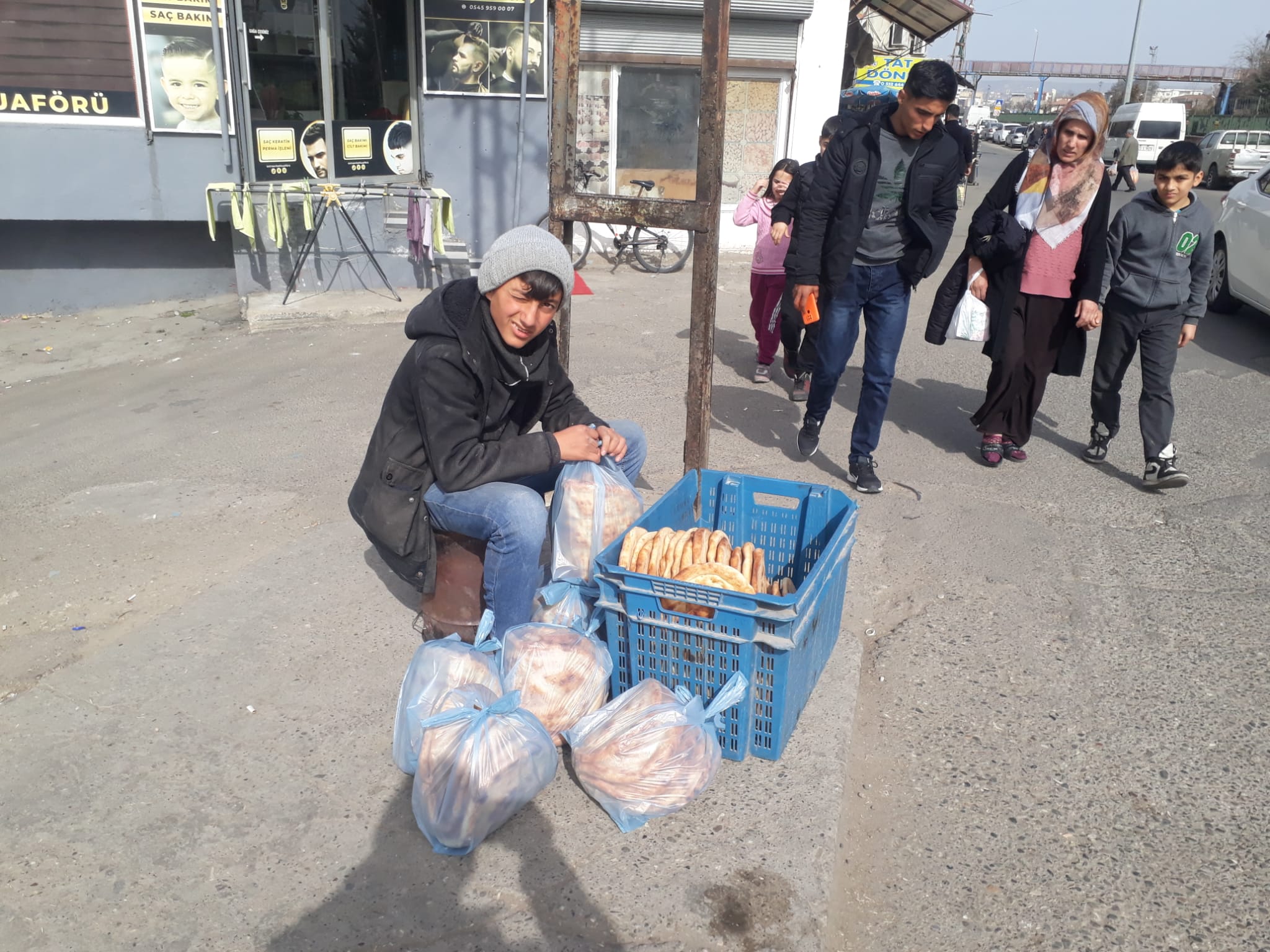 Köprü başında ucuz pide ekmeği satıyor