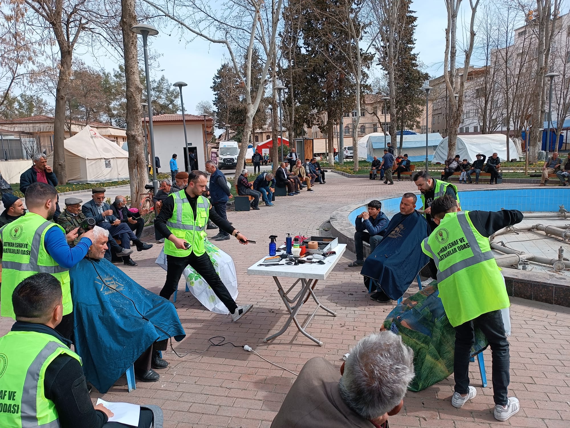 Malatya’da depremzedeleri tıraş ettiler