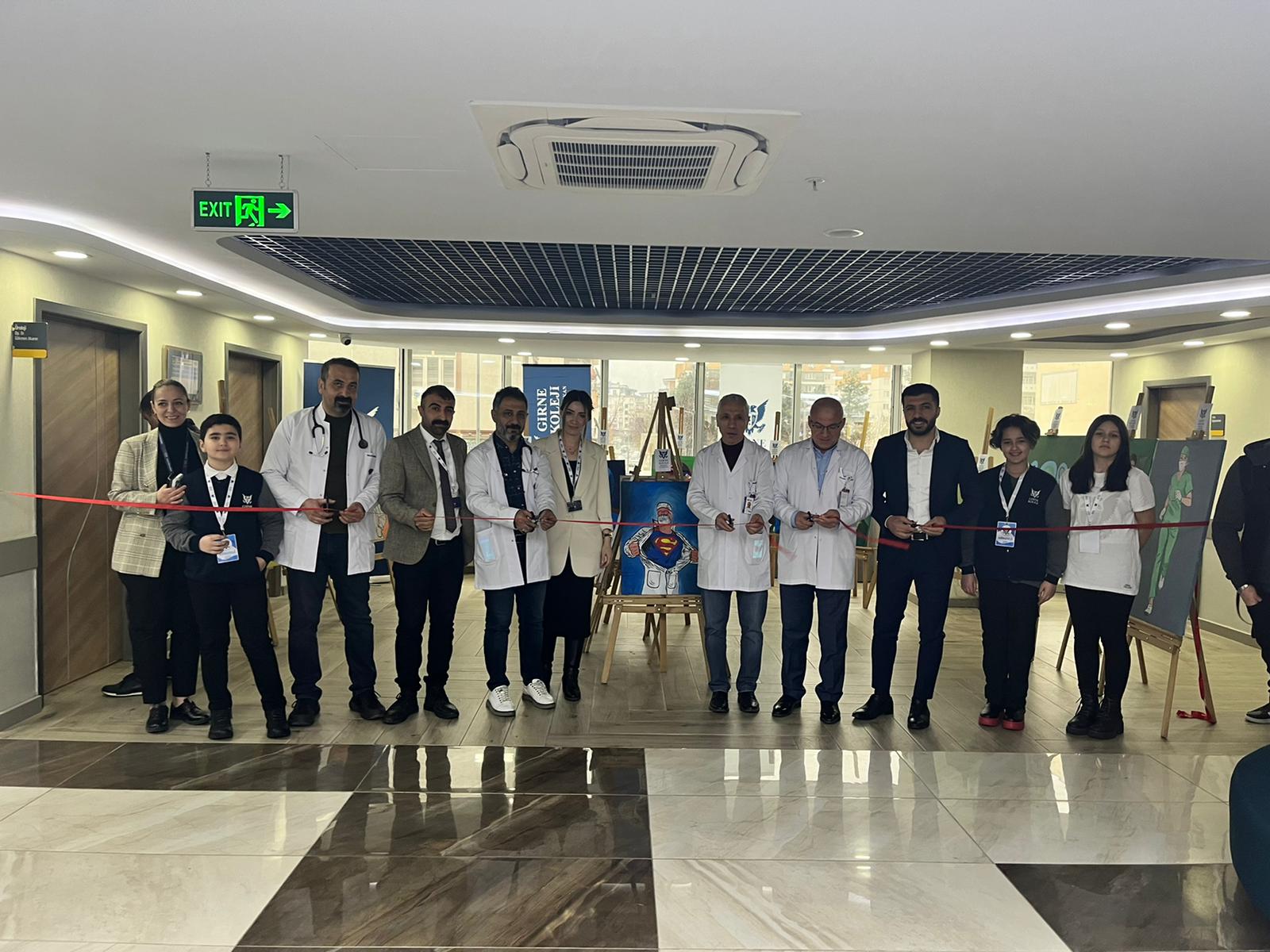 Minikler, doktorlar için çizdi