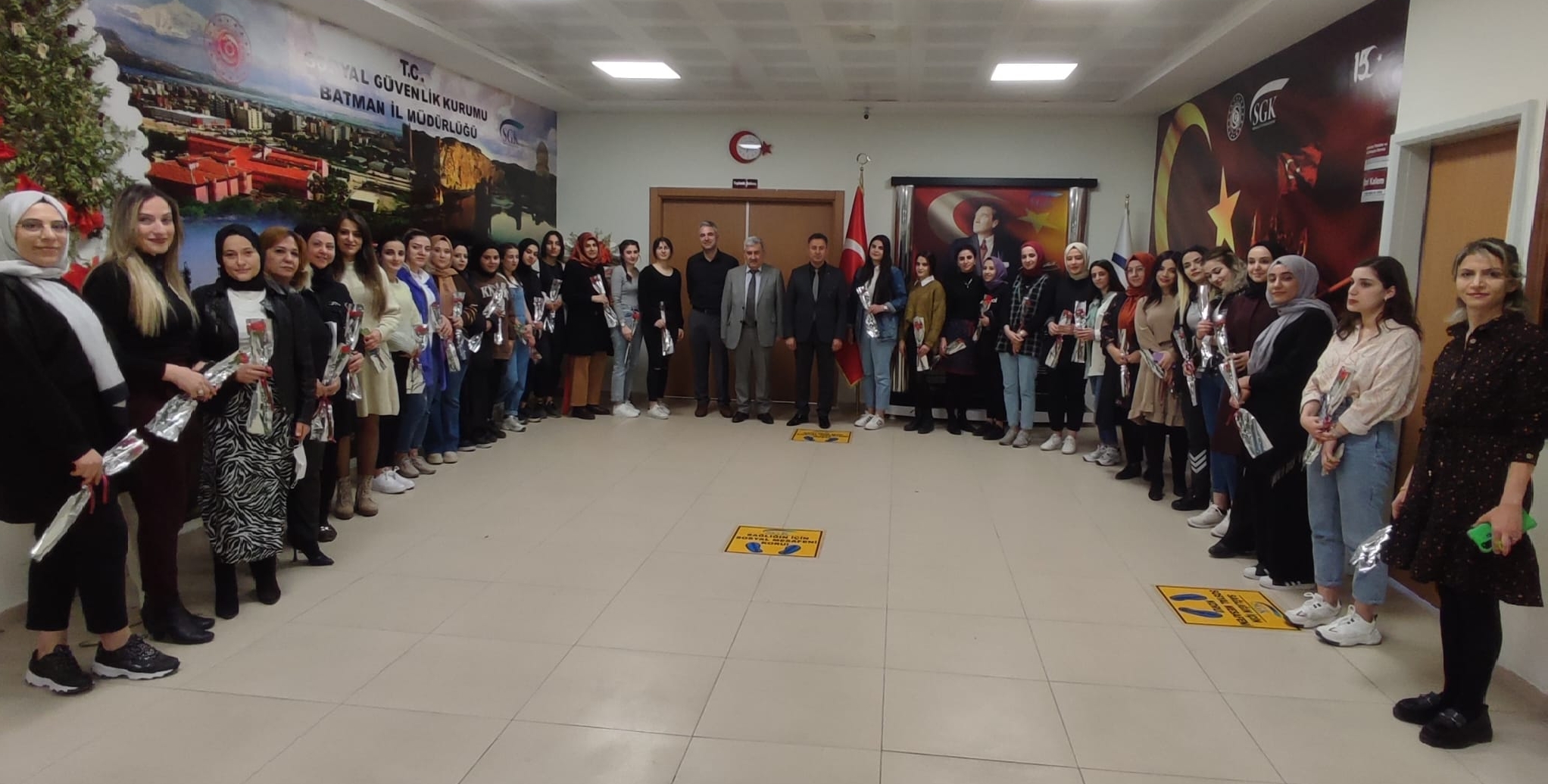 Müdür Ökten, kadınlara gül dağıttı