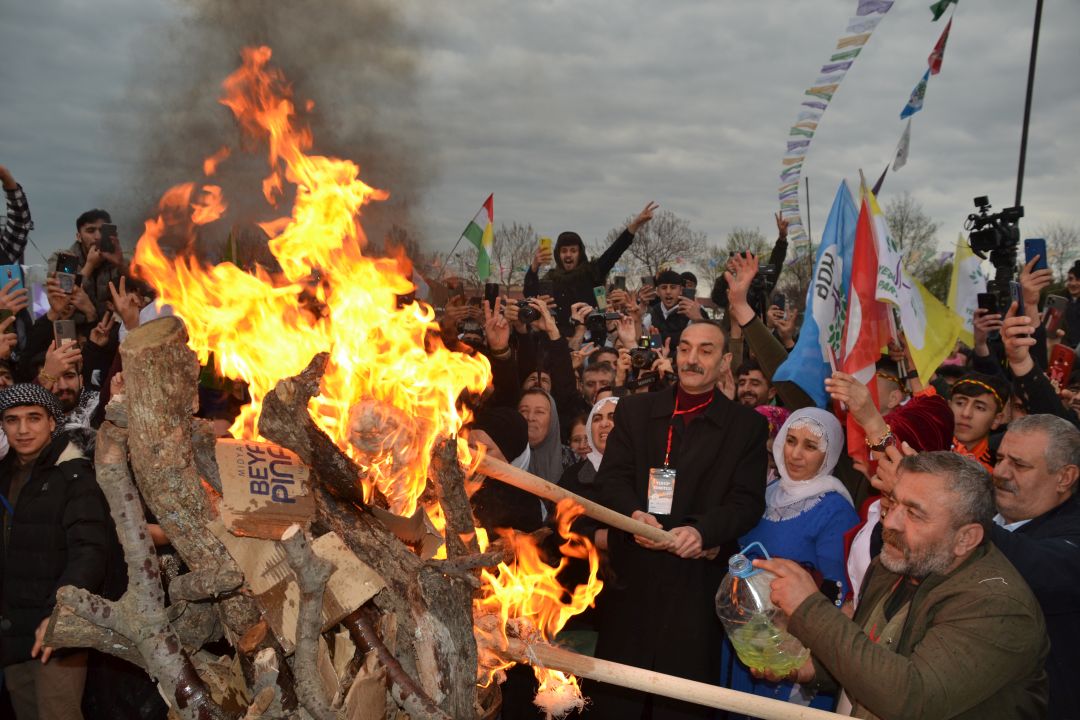 Newroz ateşi yakıldı