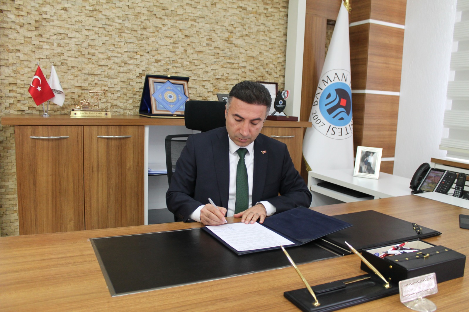 Rektör, TRT GAP Radyosuna konuştu