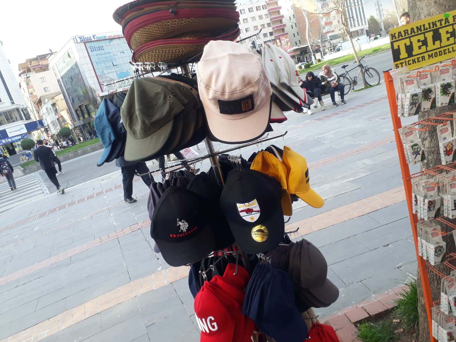 Şapka ve gözlükler görücüye çıktı