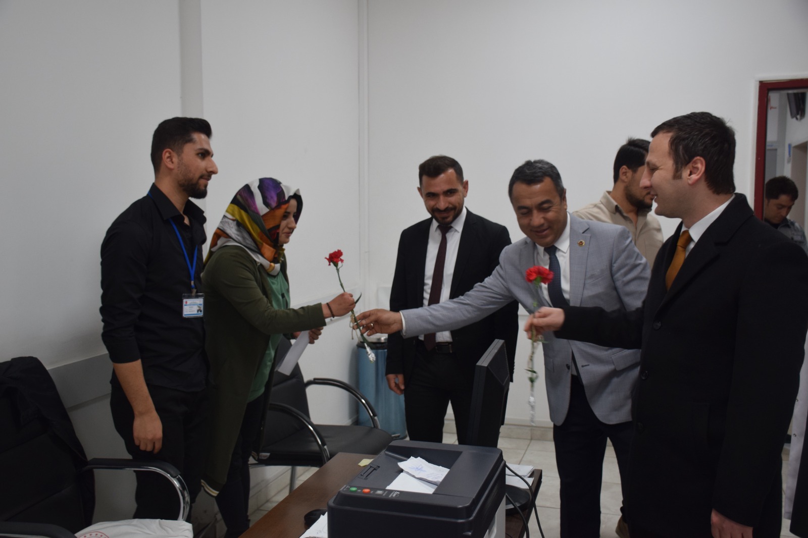 Sağlık çalışanlarına karanfil dağıttı