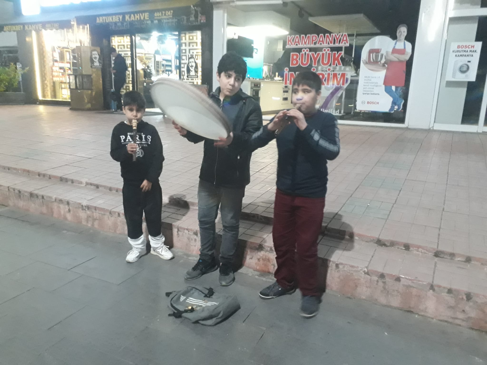 Sokak müziği yapan çocuklarda artış