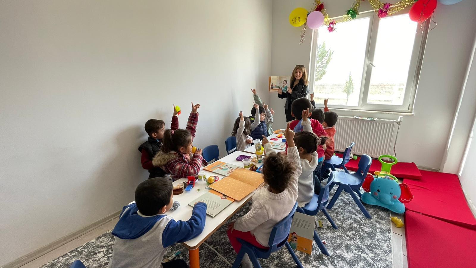 Yazar Ertekin’den çocuklara kitap hediyesi