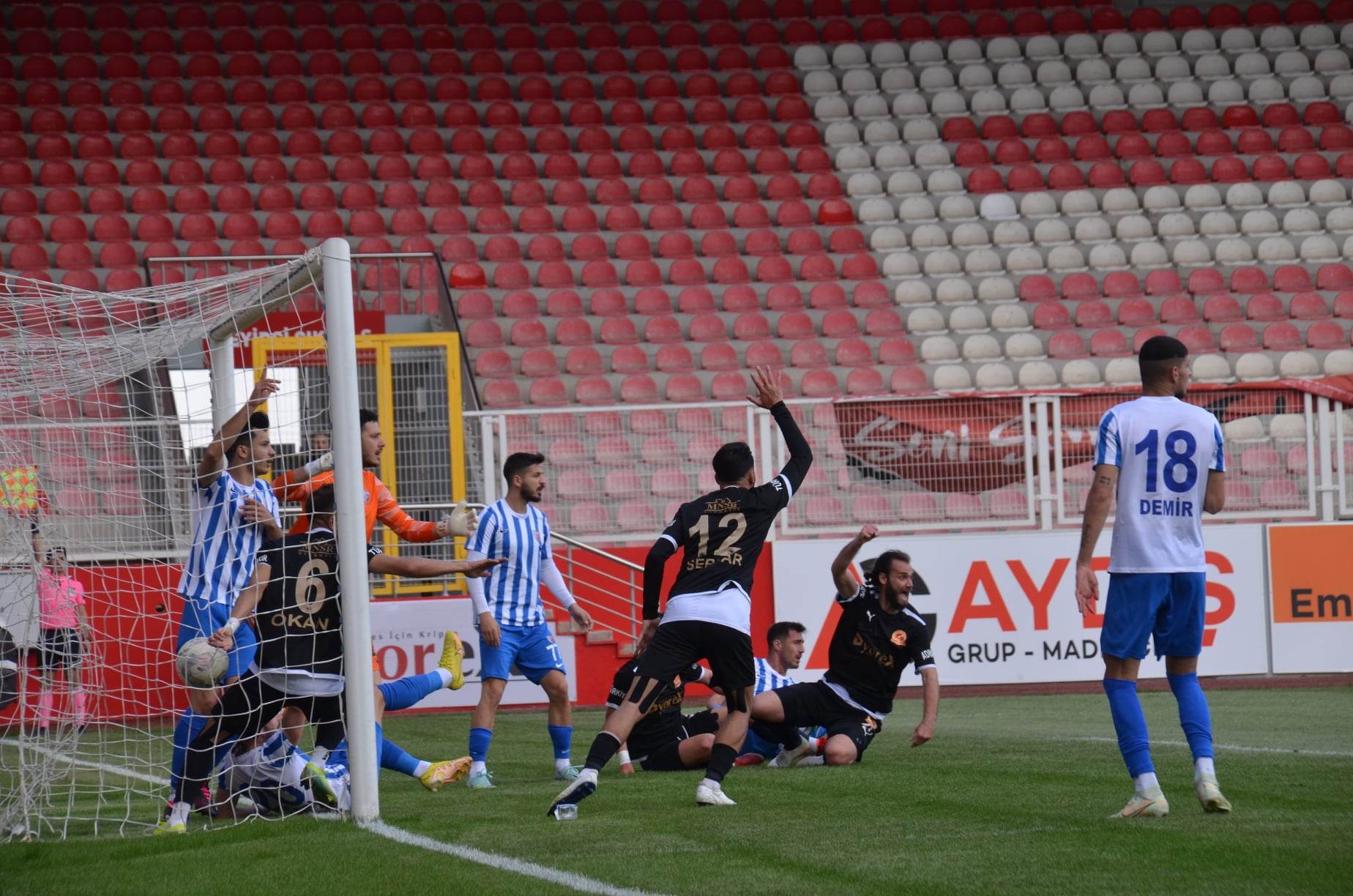 Petrol kendini ateşe attı: 2-4