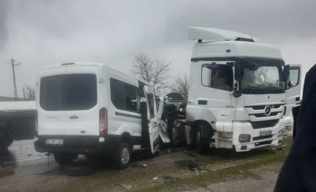 Minibüs ile tır çarpıştı