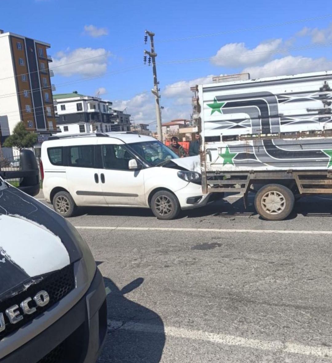 Araç kamyonetin altına girdi