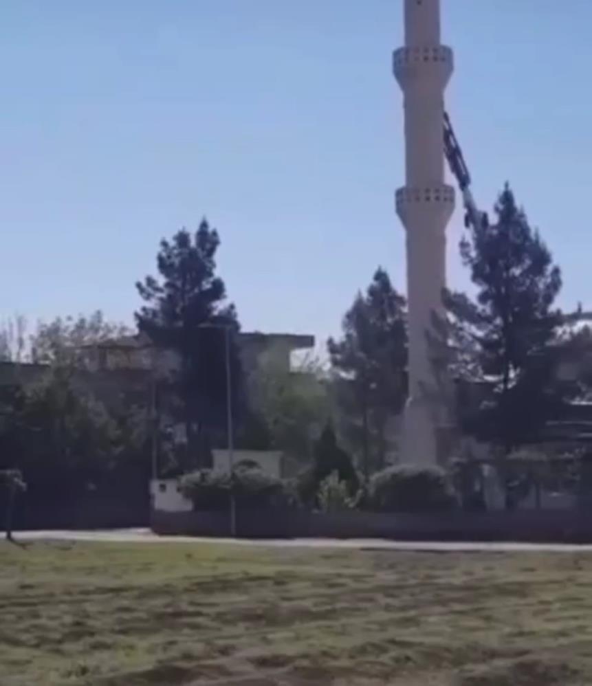 Cami minaresi kontrollü olarak yıkıldı