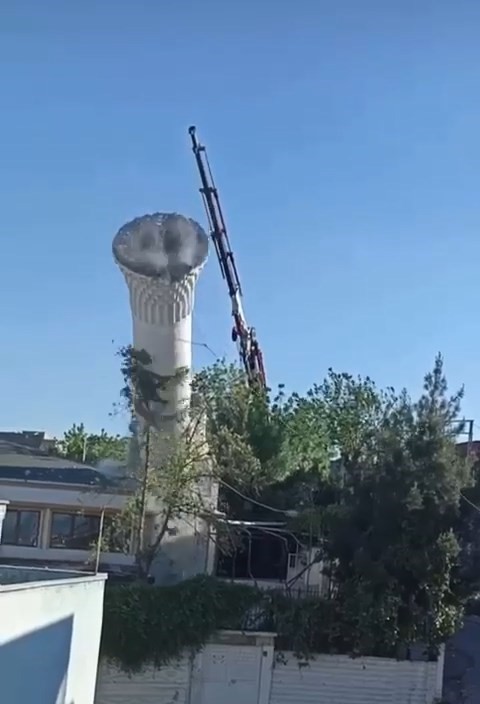 Cami minaresi kontrollü olarak yıkıldı