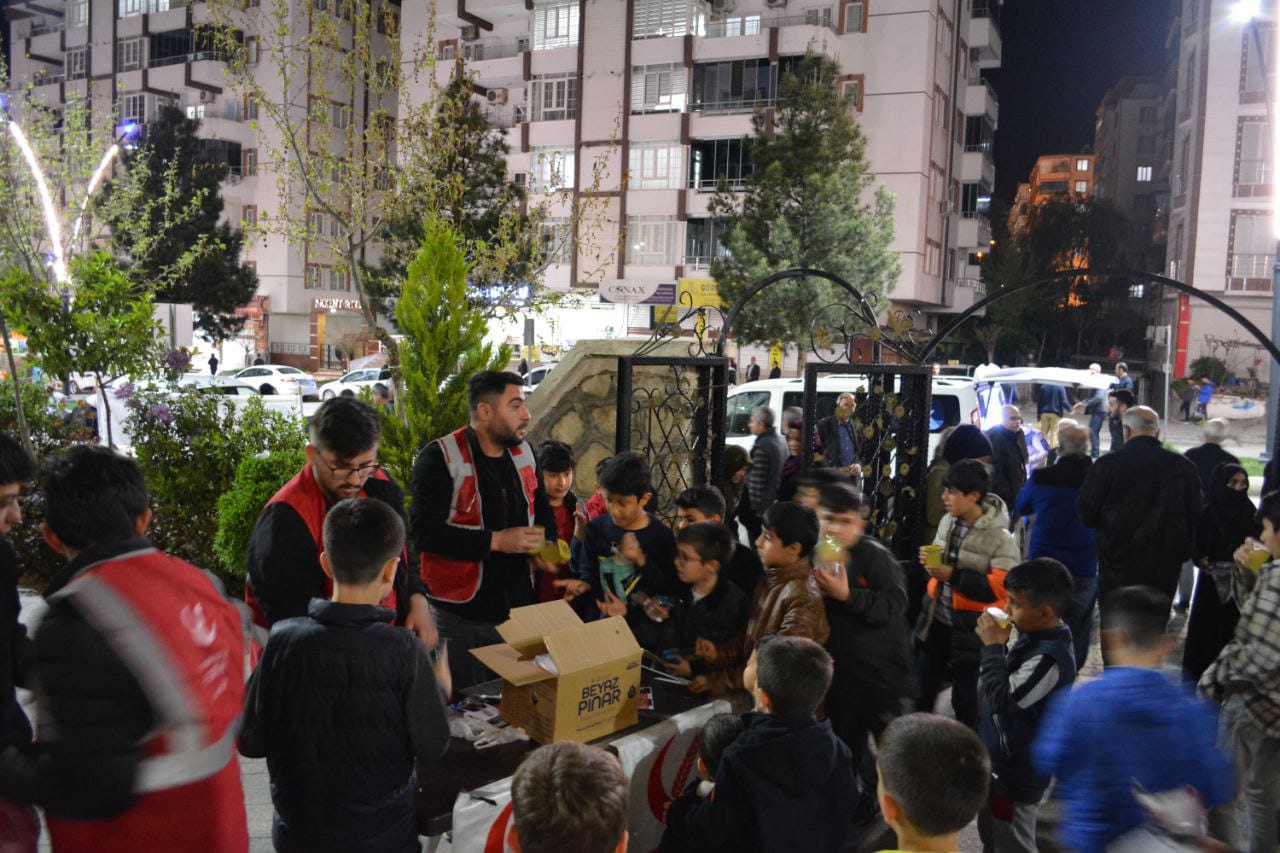 Cemaate lokma dağıttılar