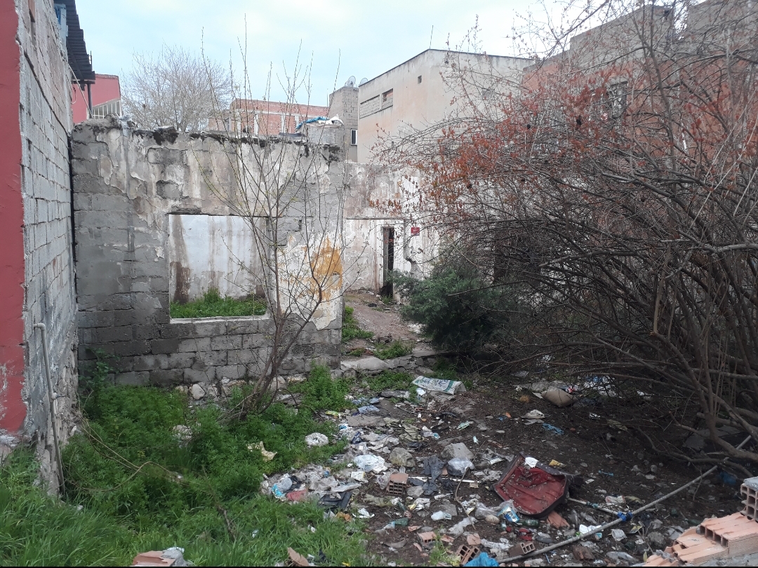 Evinin onarılması için yardım istiyor