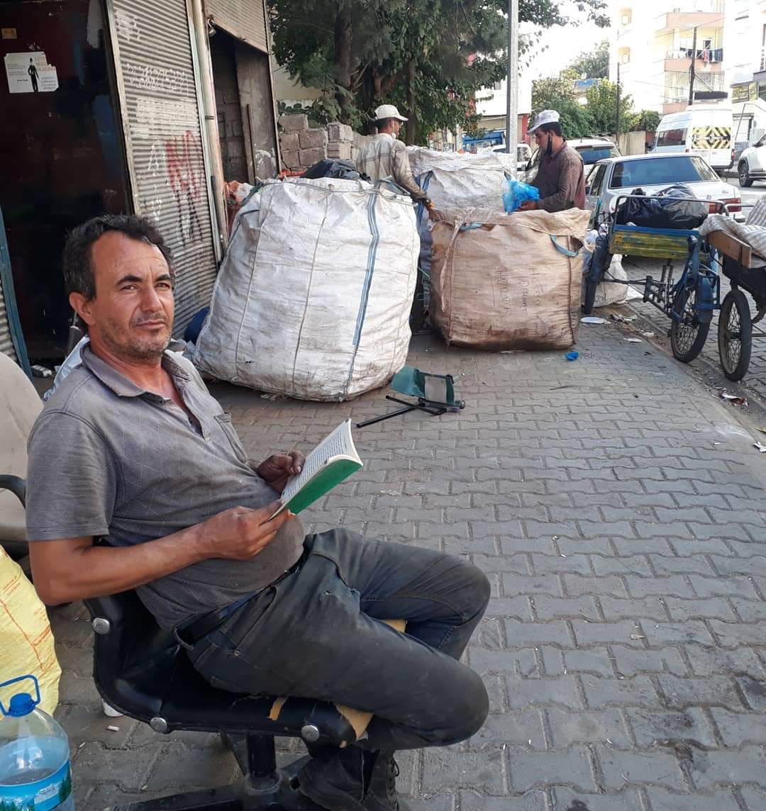 Hurdadan çıkan kitapları okuyor