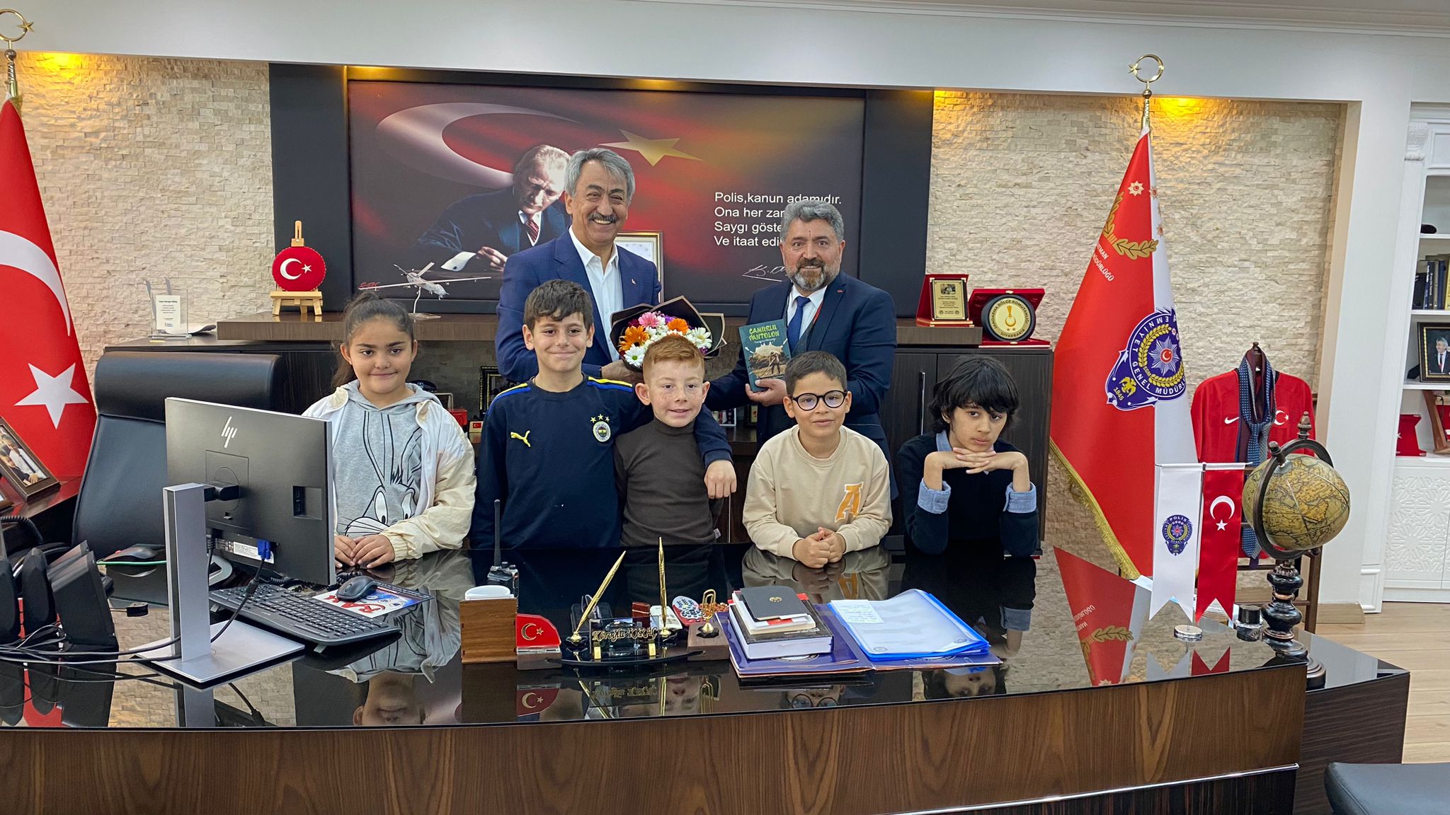 Minikler, polis haftasını kutladılar