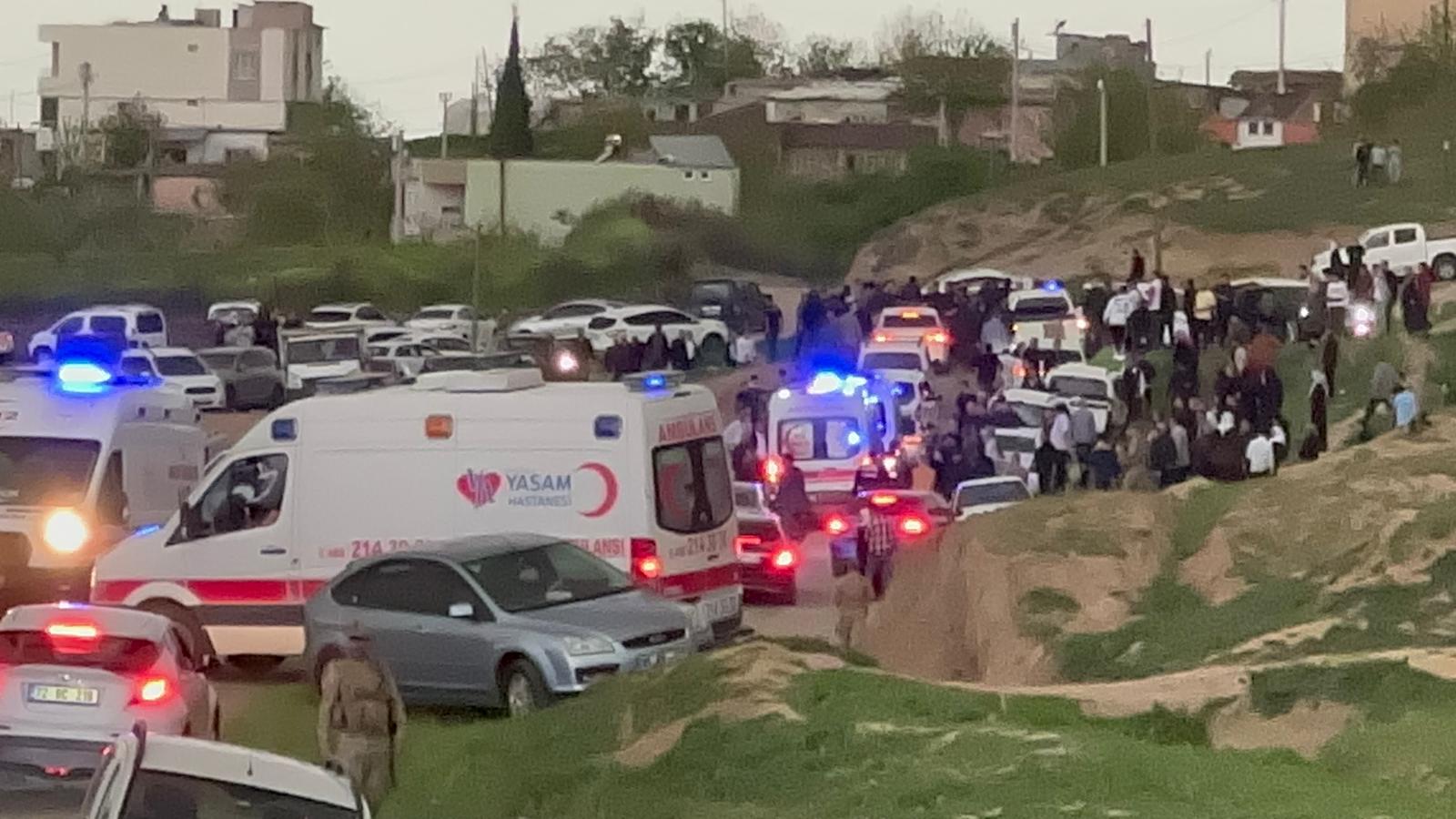 Mezarlık ziyaretinde taşlı sopalı kavga