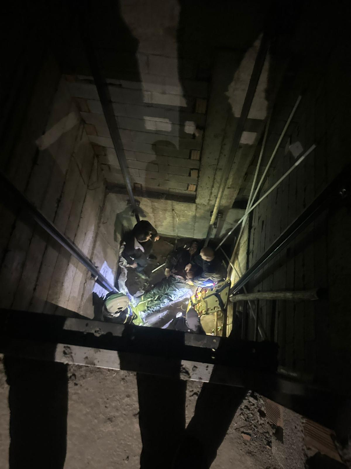 Asansör boşluğuna düşüp öldü