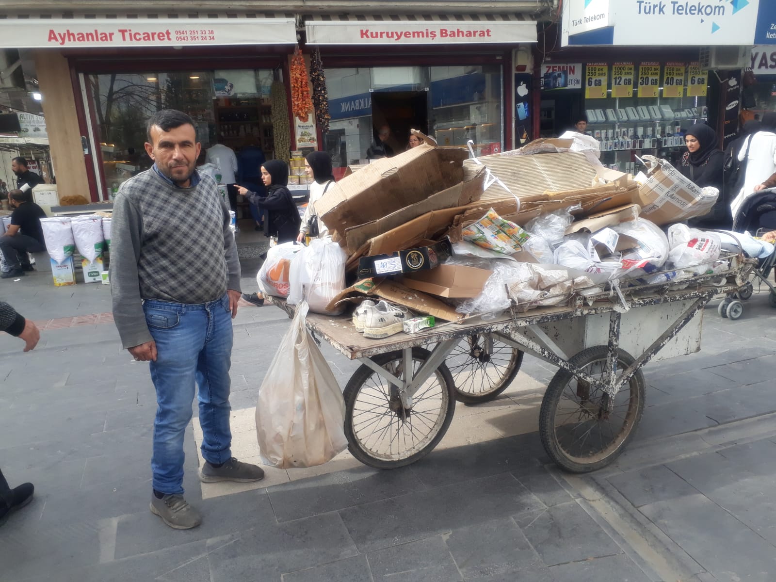 Kartoncunun yardım talebi tapuya takıldı