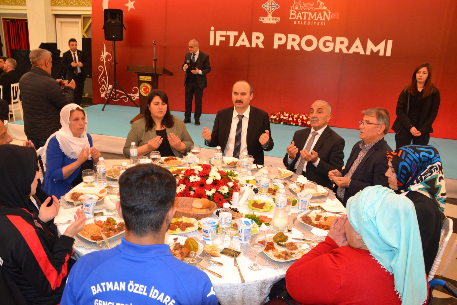 Kentin bileşenlerini iftarda ağırladı