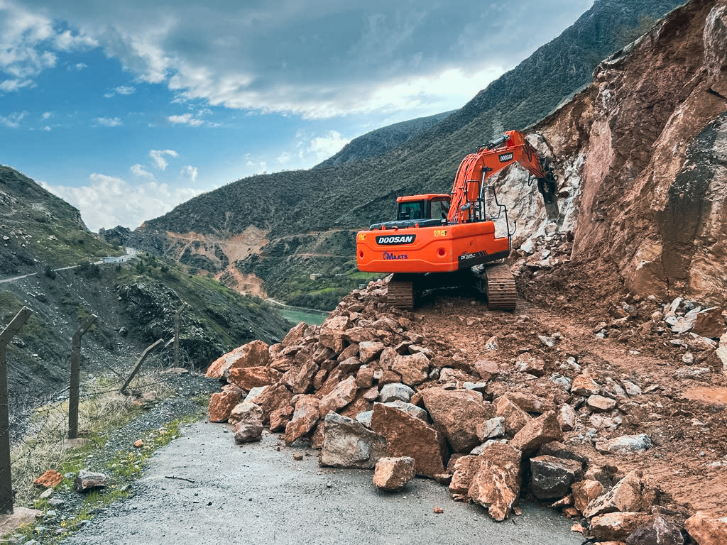 Köy yolları genişletiliyor