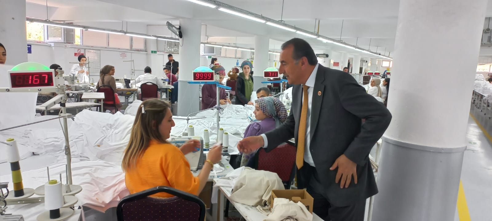 Kozluk’ta vatandaşlarla biraya geldi