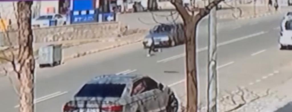 Küçük çocuk yolun karşısına geçemedi
