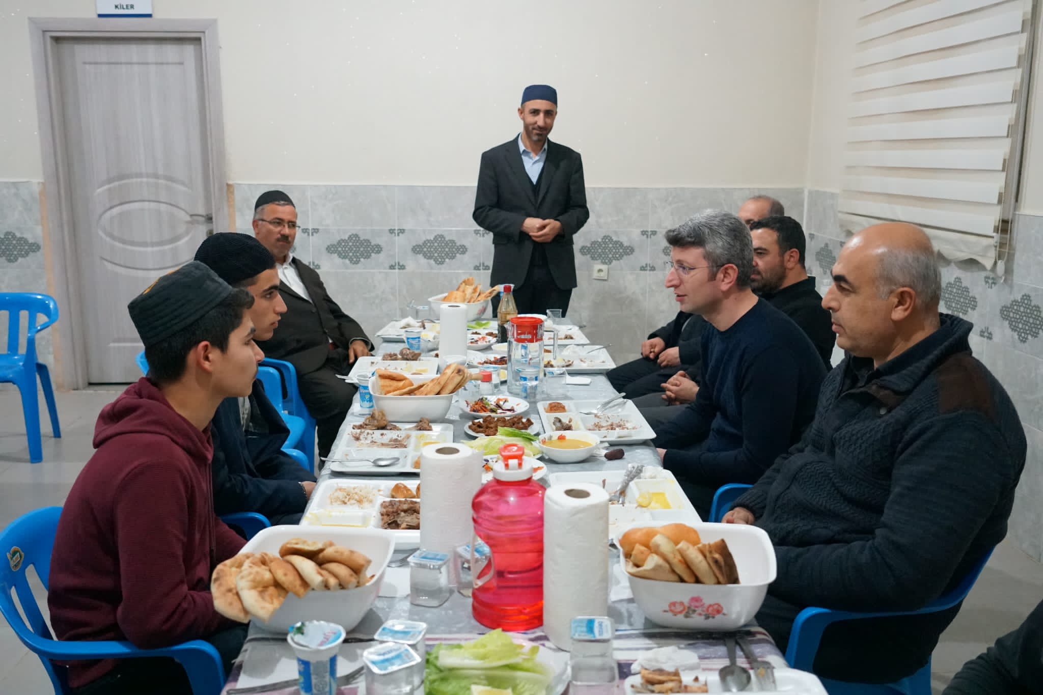 Kur’an kursu öğrencileriyle iftarda buluştu