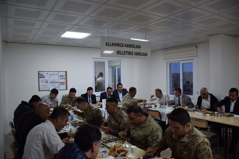 Mehmetçikle iftar açtılar