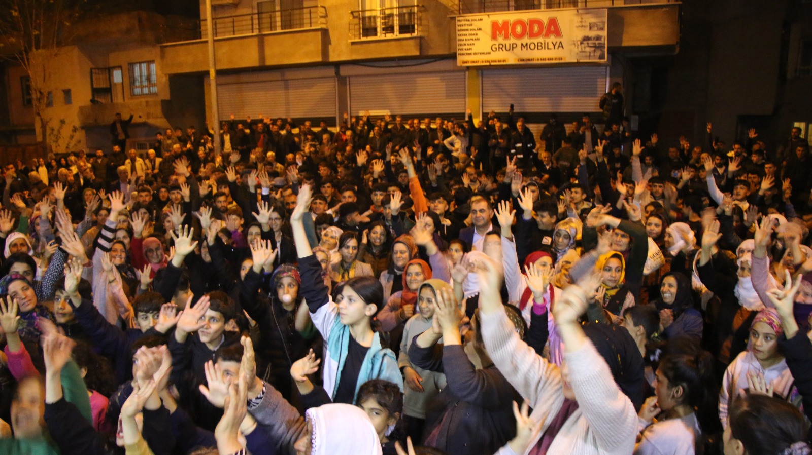Miting gibi seçim bürosu açılışı