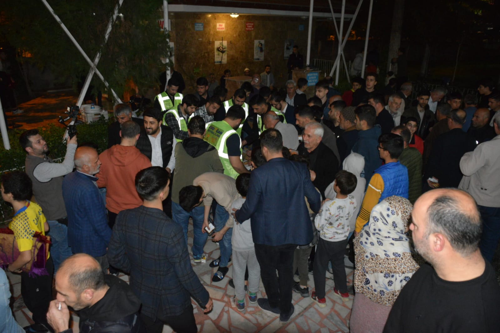 Nasıroğlu, Kadir gecesinde lokma dağıttı
