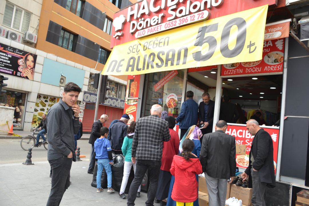  ‘Ne alırsan 50 lira’ izdihamı