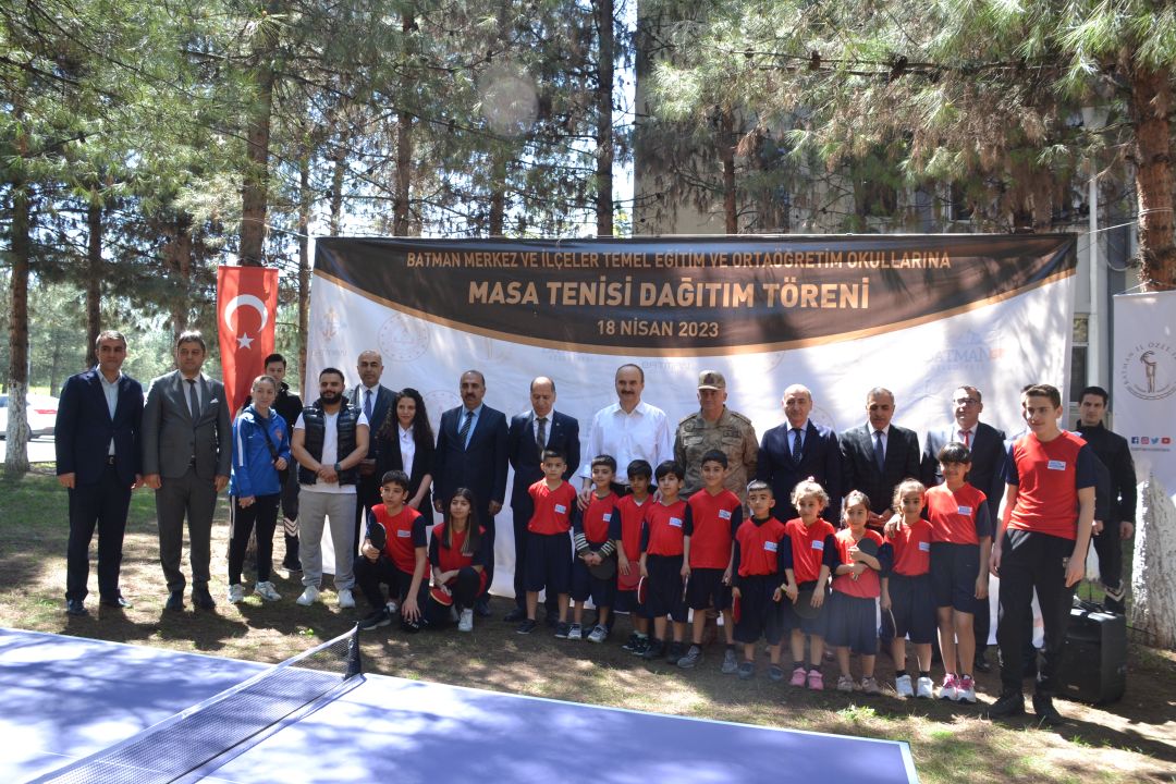Okullara 300 masa tenisi dağıtıldı