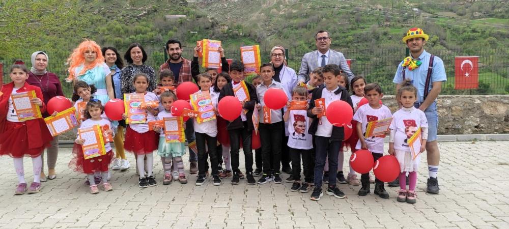 Seyyar tiyatro ekibi çocukların yüzünü güldürüyor