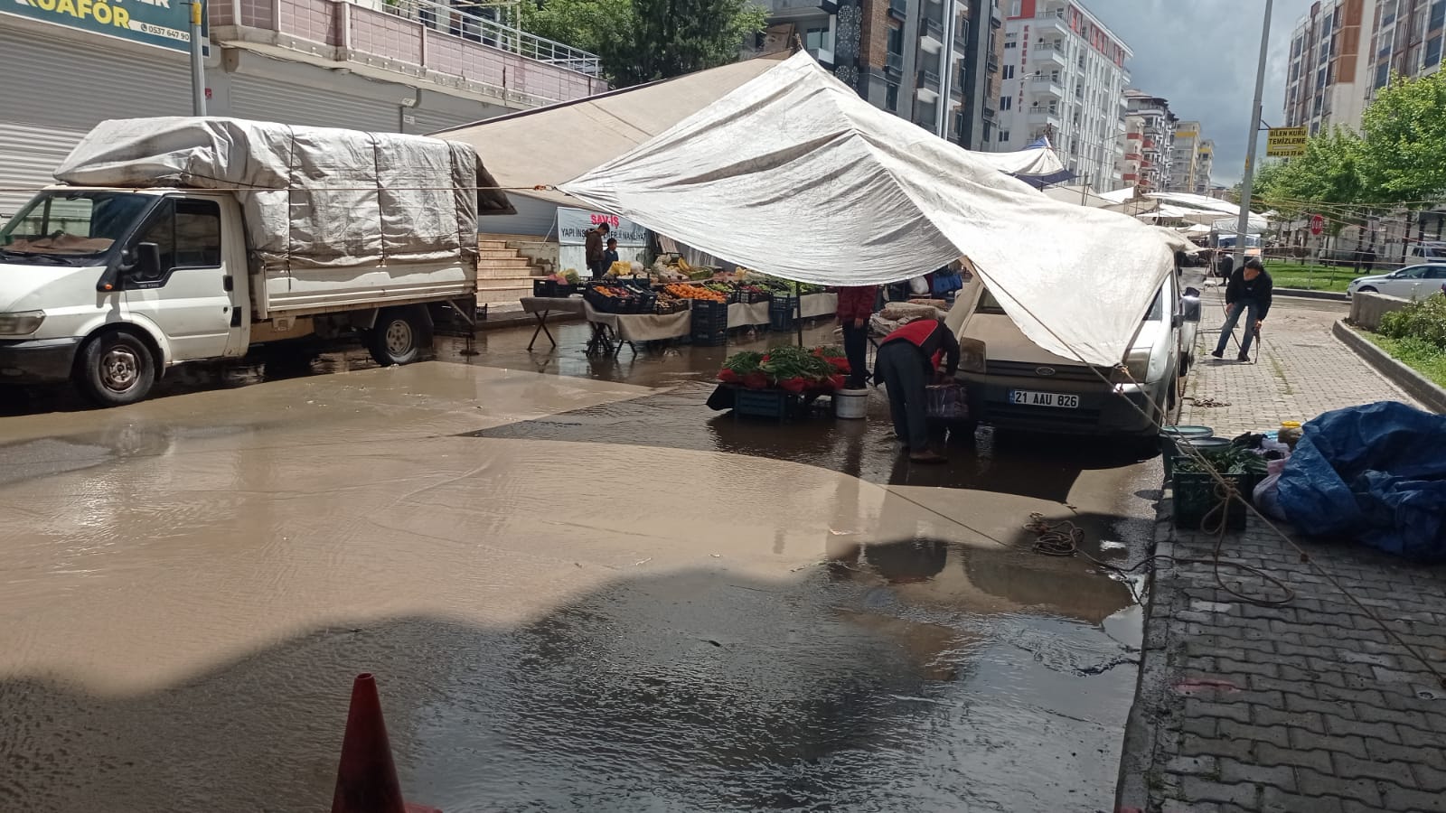 Şiddetli yağmur pazarı vurdu