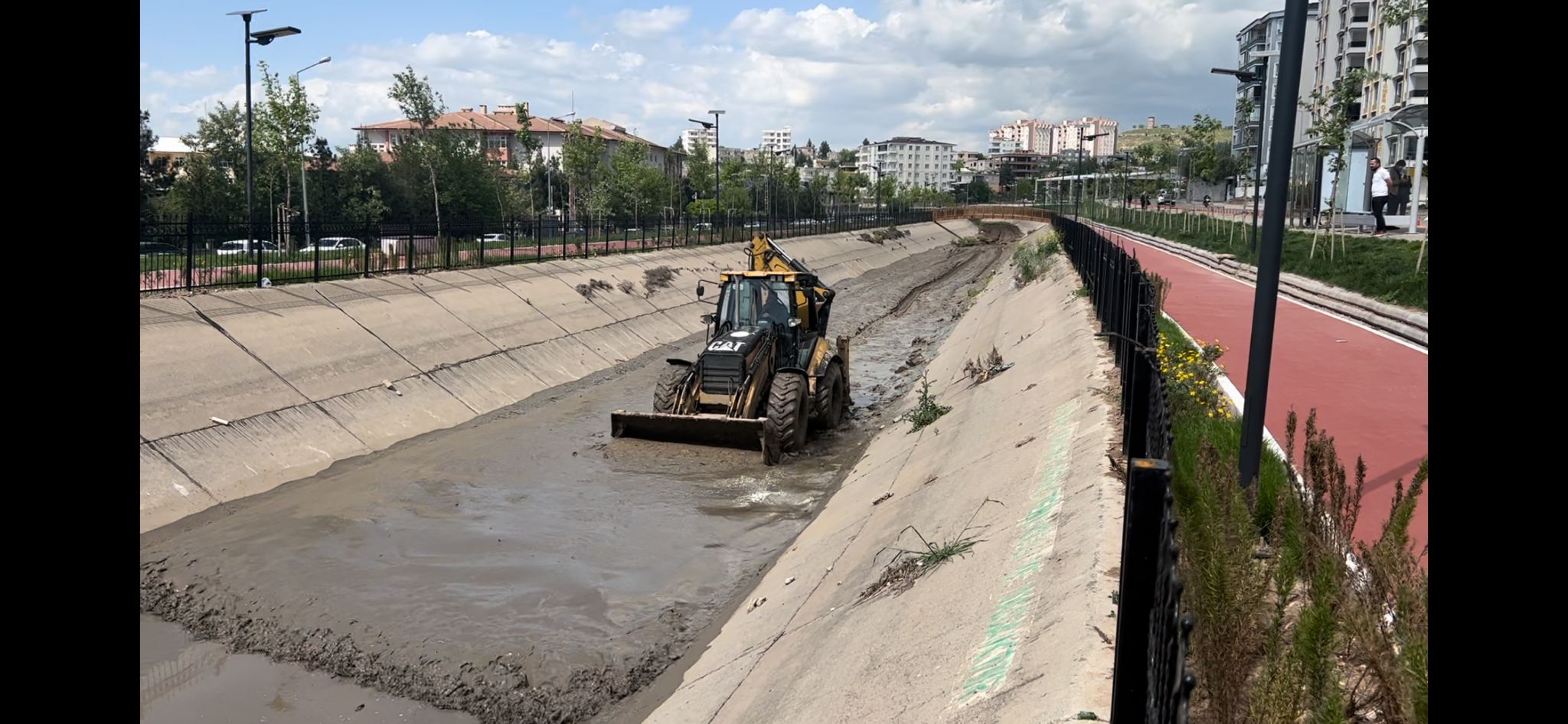 Sulama kanalında hummalı çalışma
