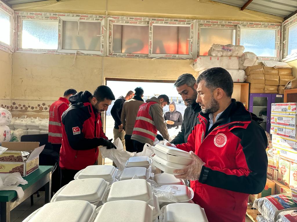 Suriye’de 1000 kişilik iftar yemeği verdiler