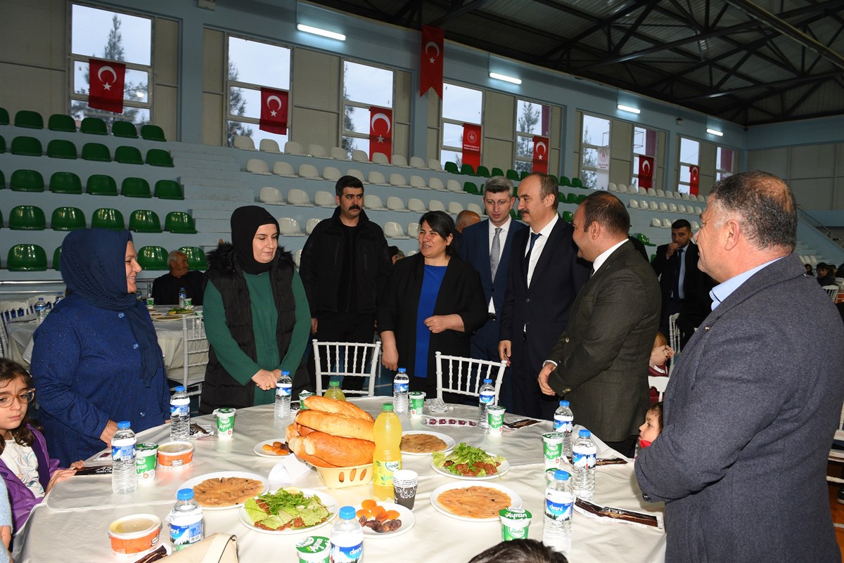 Vali Canalp, Beşiri’de iftar yemeğine katıldı