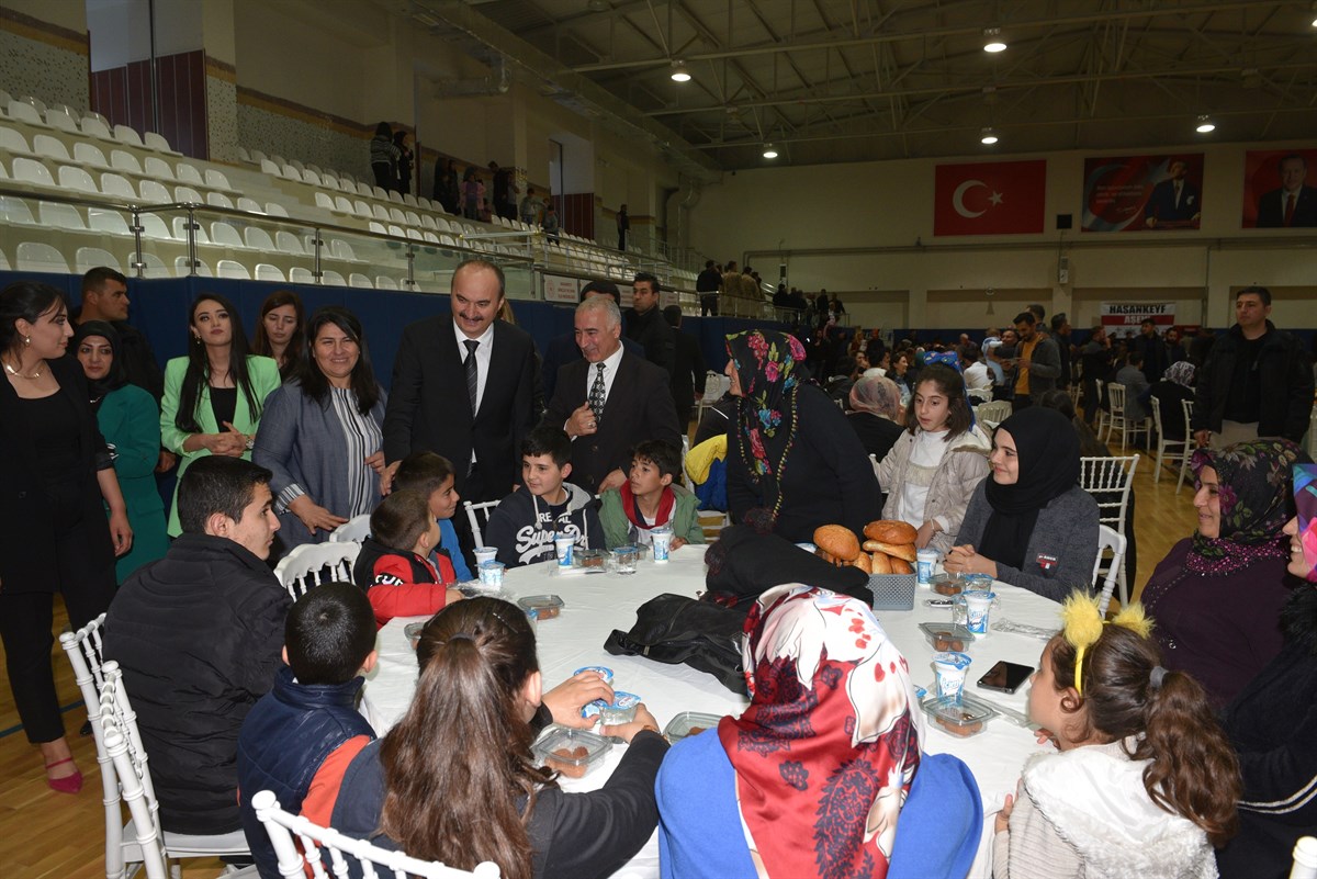 Vali Canalp, Hasankeyf’te iftar yemeğine katıldı
