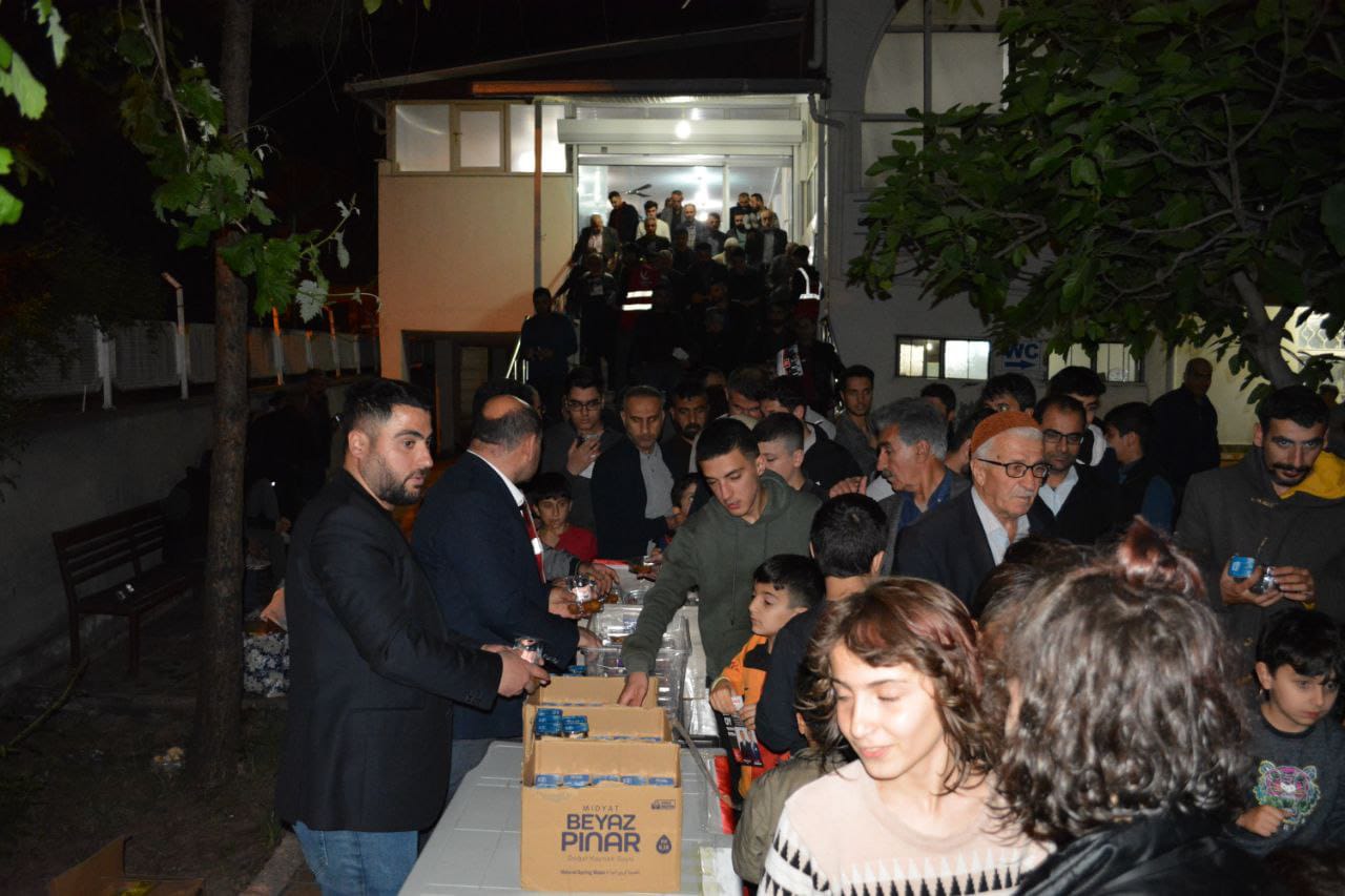 Yeniden Refah’tan lokma dağıtımı